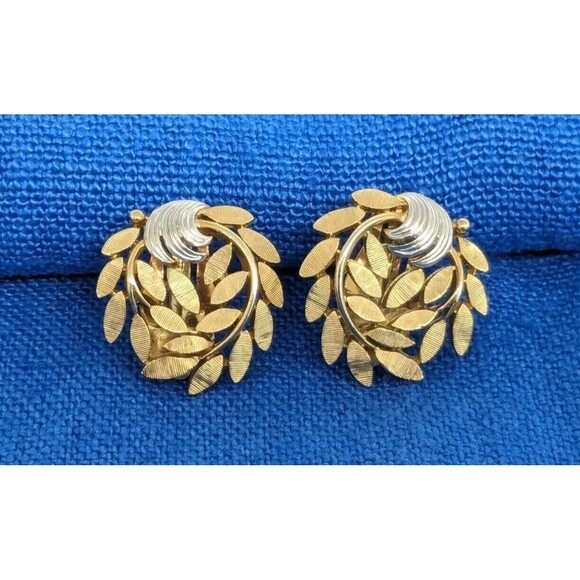 Vintage 1950's Crown Trifari Gold Tone Etched Leaves Branch Swirl Clip Earrings - Picture 1 of 5